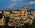 Marche. Urbino, palazzo Ducale e cupola del Duomo.