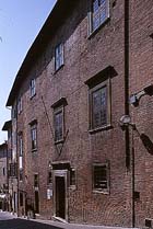 Marche. Urbino, la casa natale di Raffaello (XV sec.).